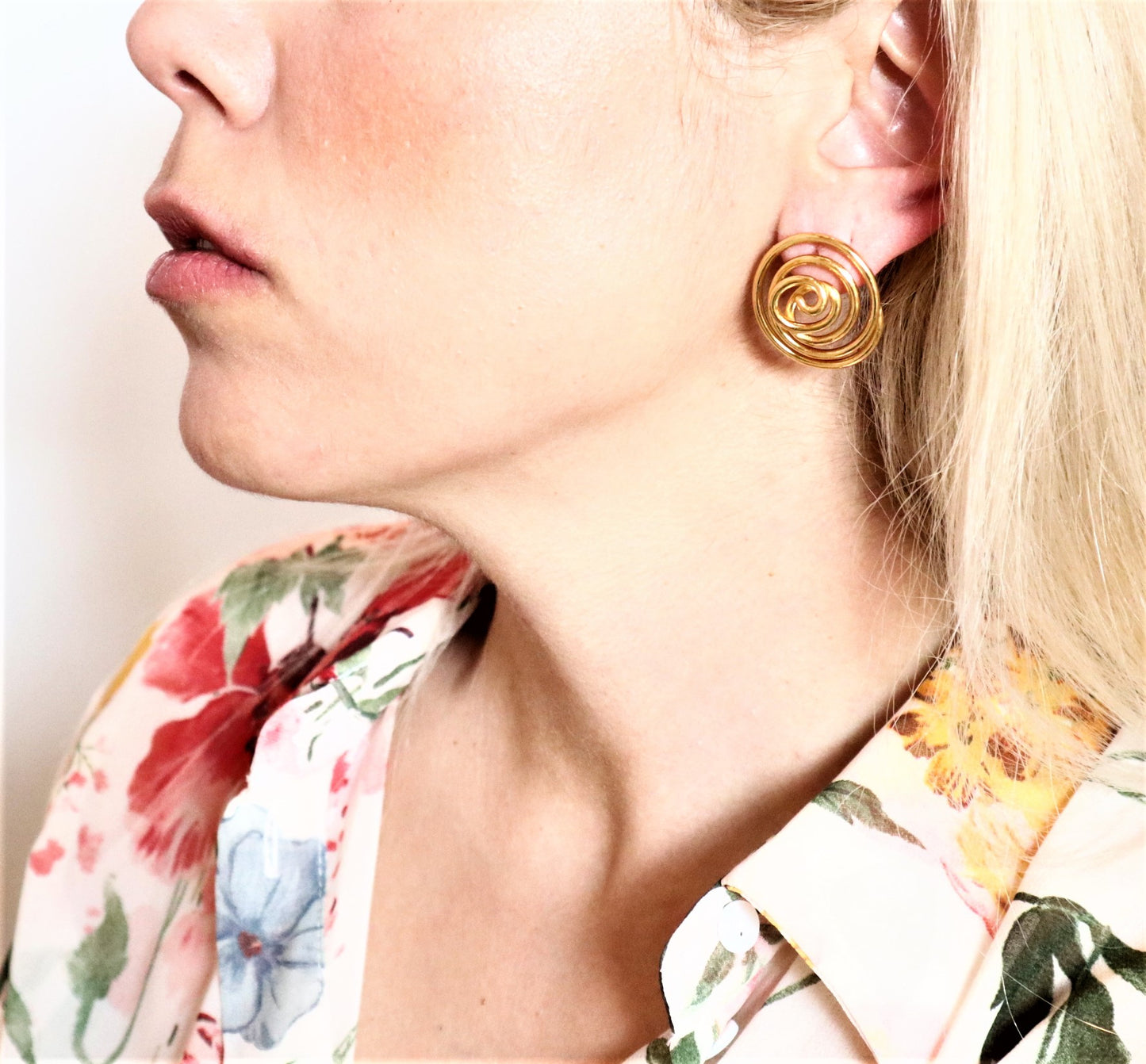 SWIRL THREAD STUD EARRINGS