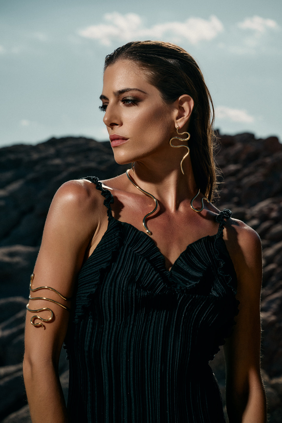 SINGLE LOOSE SNAKE NECKLACE