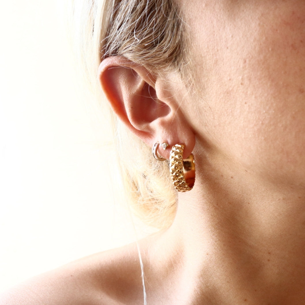 CARVED QUILT (M) HOOP EARRINGS