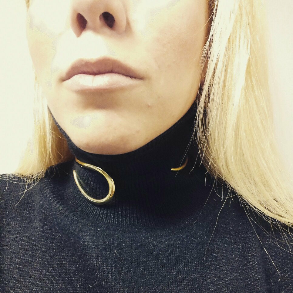 BOLD WAVY LINE COLLAR