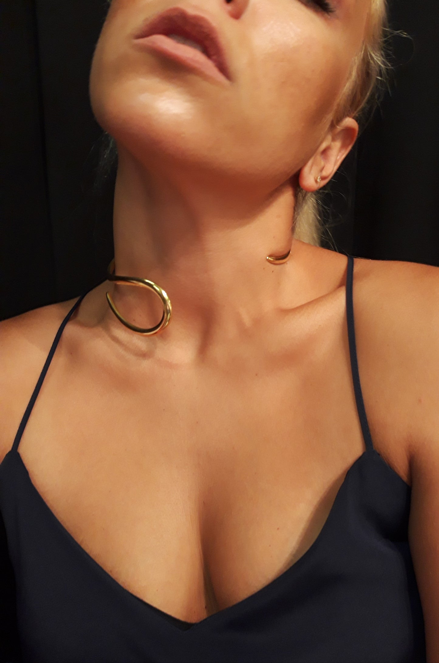 BOLD WAVY LINE COLLAR