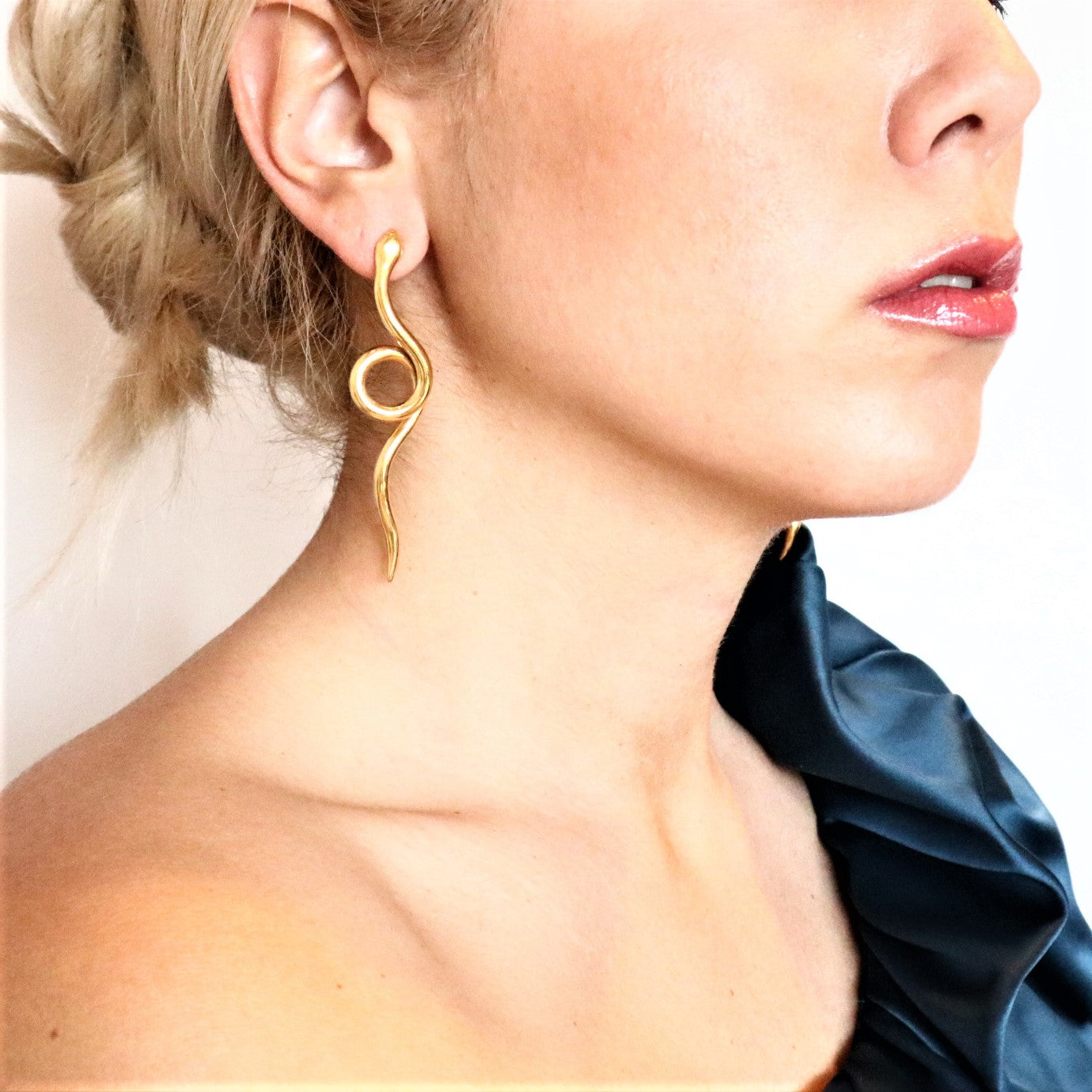 TWISTED LOOSE SNAKE EARRINGS