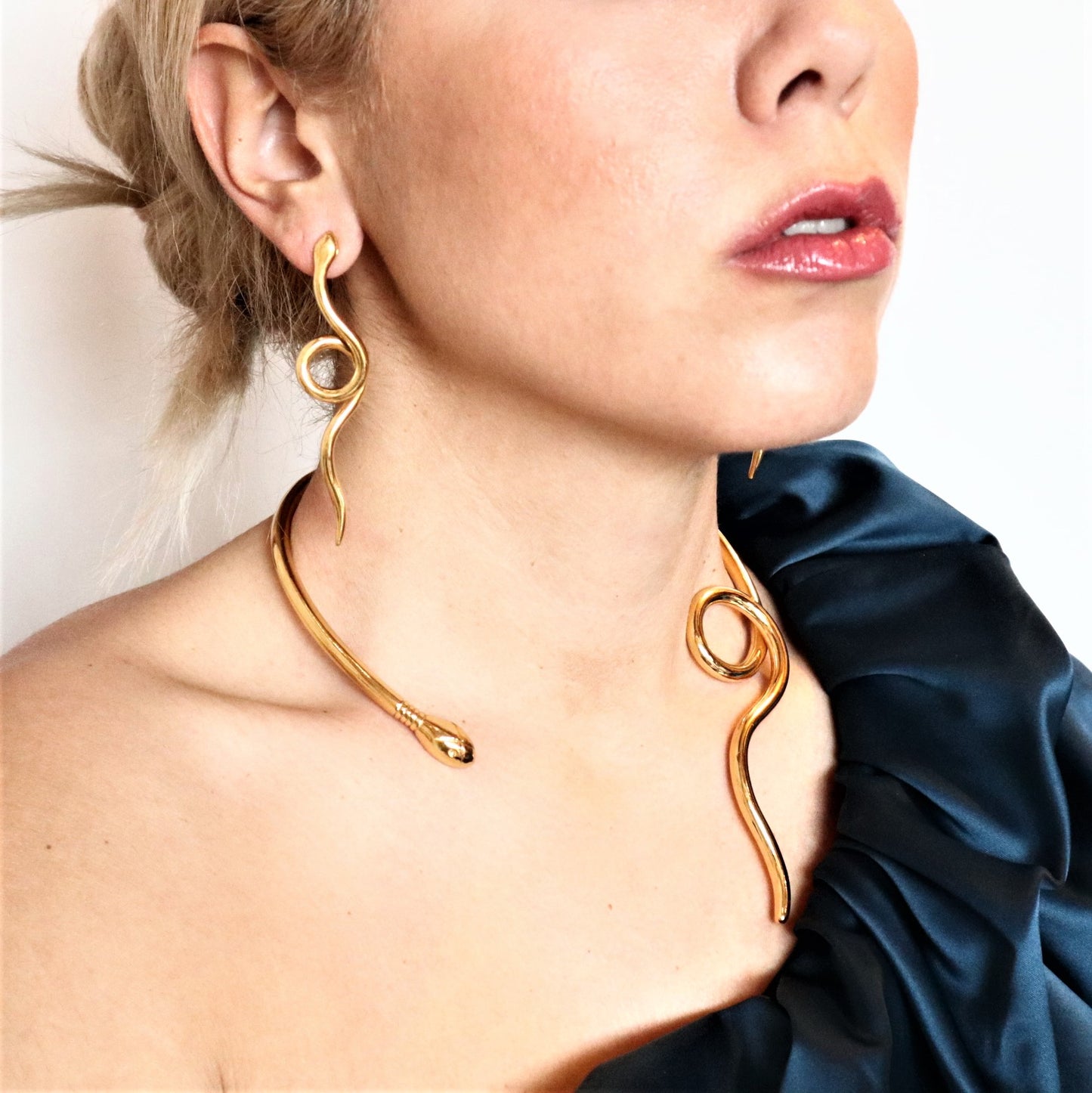 TWISTED SINGLE LOOSE SNAKE NECKLACE