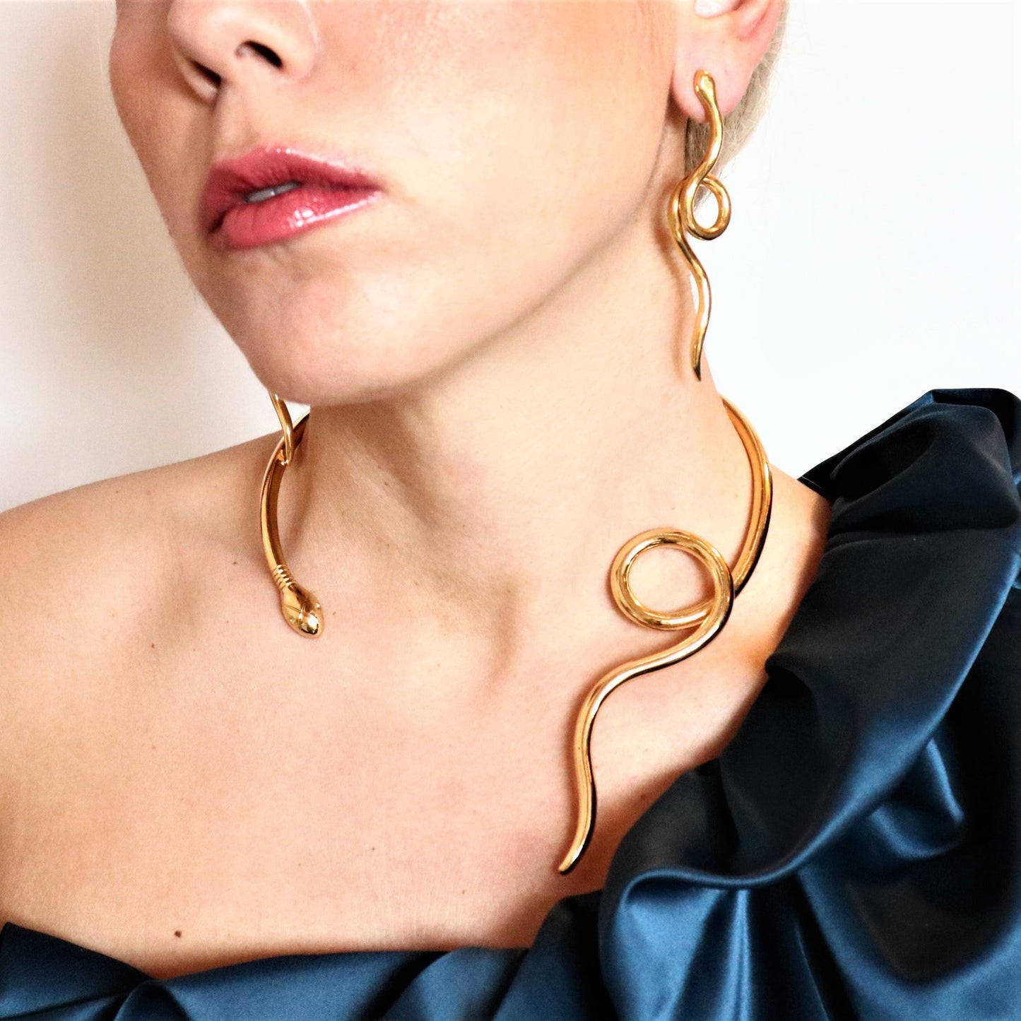 TWISTED SINGLE LOOSE SNAKE NECKLACE
