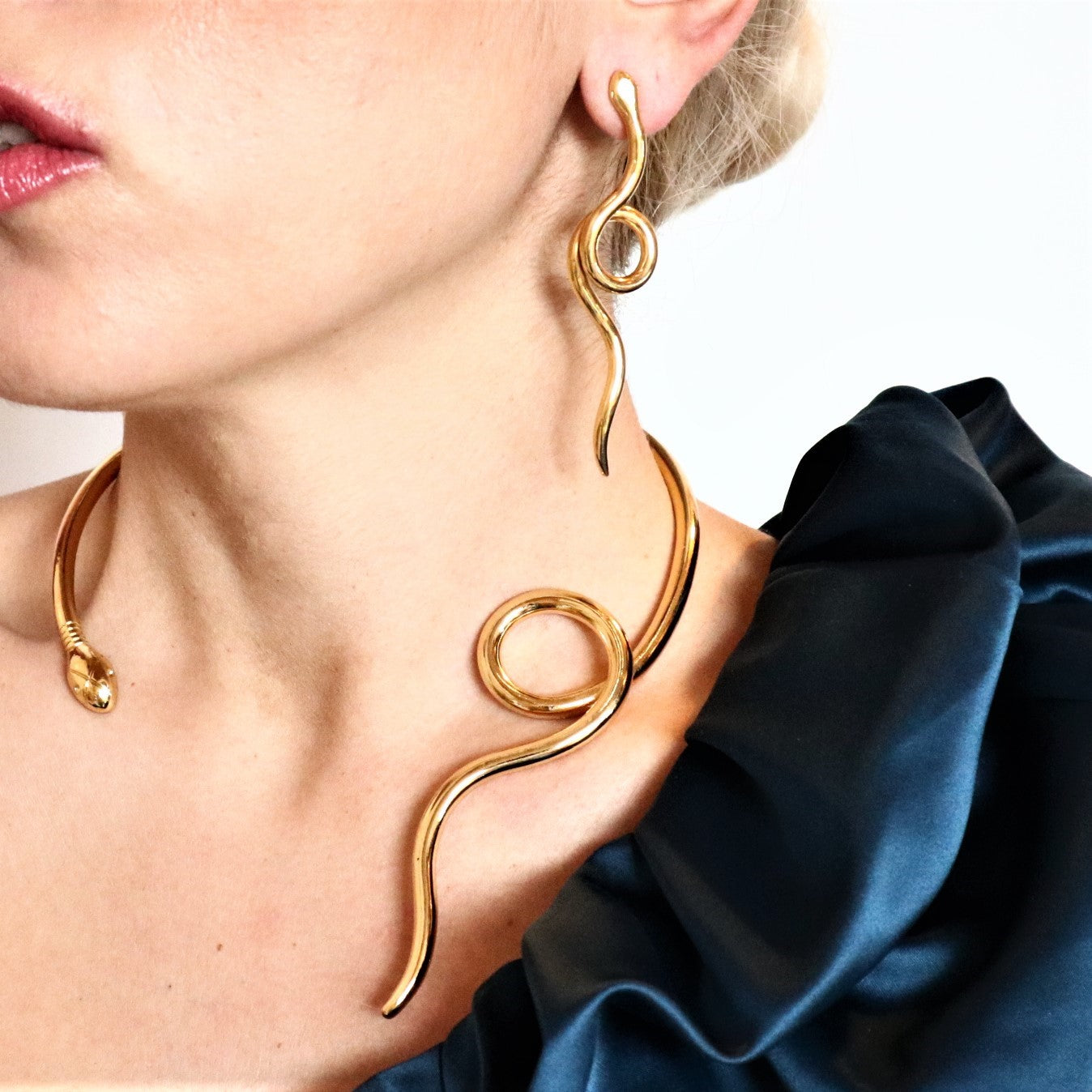 TWISTED SINGLE LOOSE SNAKE NECKLACE