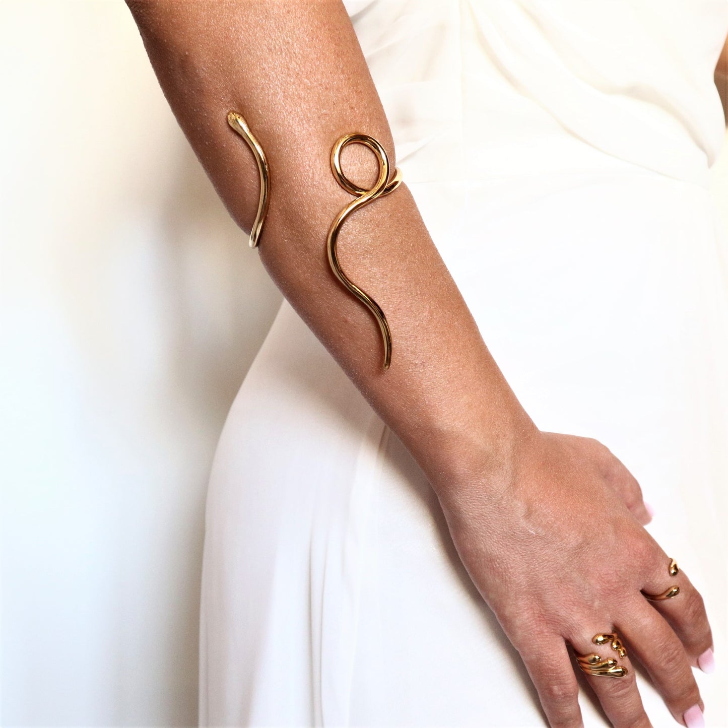 TWISTED LOOSE SNAKE BRACELET